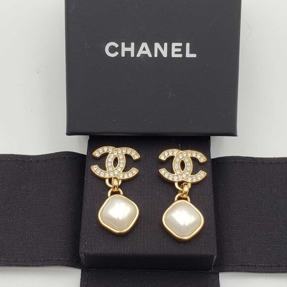 100% Authentic CHANEL Brand New Earrings - Picture 1 of 9